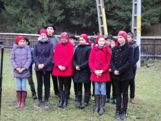 Kosteleki gyerekek, köztük Vrencsán Anita, a 2015-ös Fölszállott a páva különdíjasa. Mindannyian Vaszi Levente, a 2014-es Fölszállott a páva közönségdíjasának tanítványai