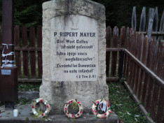 Koszorúk P. Rupert Mayer kosteleki emlékművénél