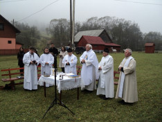 Szentmise a szabadtéri oltárnál. Főcelebráns: dr. Vencser László