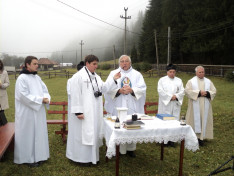 Szentmise a szabadtéri oltárnál. Főcelebráns: dr. Vencser László