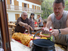 készül a gulyás