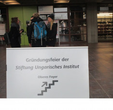 A Regensburgi Egyetemi Könyvtár bejárata