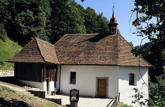 Bruder Klaus remetehelyén épült kápolna, a magyar emlékkereszt közelében