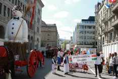 A magyar csoport a fesztivált jelképező hóemberrel a "Böögg"-gel