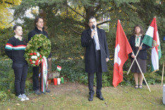 Szennyessy László, a Zürichi Magyar Egyesület elnöke beszédet mond a koszorúzásnál