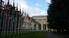 Az ENSZ genfi főbejárata a tagországok zászlóoval