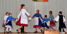Dunántúli táncokat táncol az Amerikai Magyar Polgári Liga gyermek néptánccsoportja.