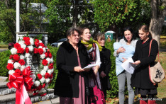 A Lant és Toll hagyományörző csoport énekel Passaic-on a magyar szabadságharcos emlékműnél