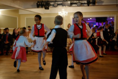 Felcsiki táncokat táncol az Amerikai Magyar Polgári Liga gyerektánccsoportja.