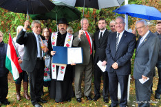 Október 22-én, szombaton Clifton városában a polgármester és főtisztelendő Vas László atya, a Szent István Egyházközség plébánosa felhúzzák a magyar zászlót.