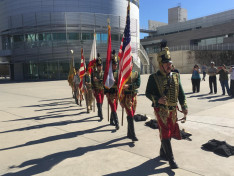 az Első Kaliforniai Huszár Regiment valamint a San Franciscoi cserkészek vonultak be a zászlókkal