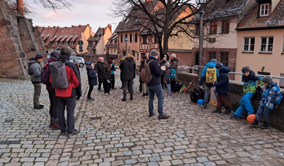 Luxemburgi Zsigmond korát megidéző cserkészfoglalkozás Nürnbergben.