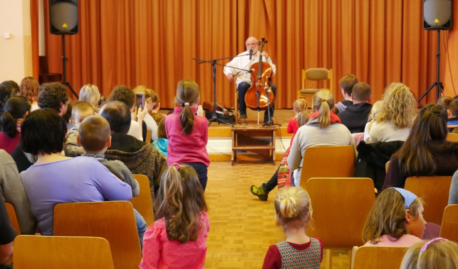 Gryllus Vilmos duplakoncert és élőzenés gyerektáncház Nürnbergben 