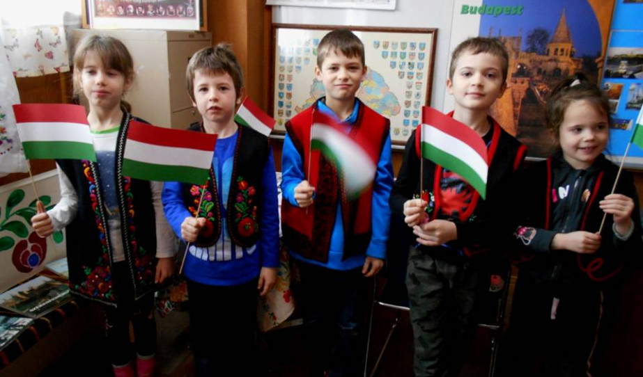 Magyar mellényben, magyar zászlókkal