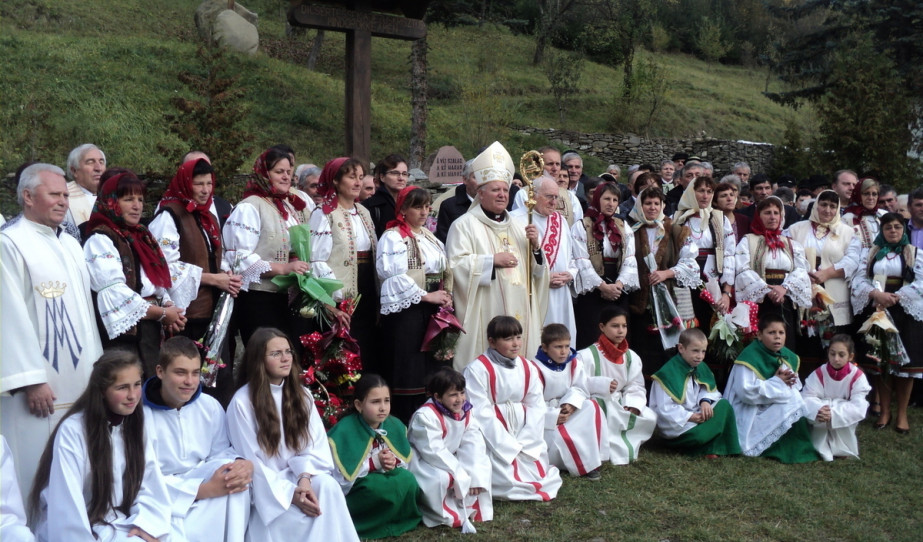 Gyimesi csángók segédpüspökükkel 2016. október 23-án a gyimesbükki templomkertben