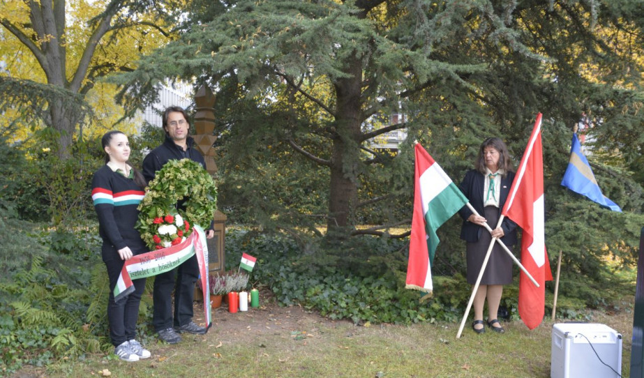 Koszorúzás a kopjafánál a Zürichi-tó partján.