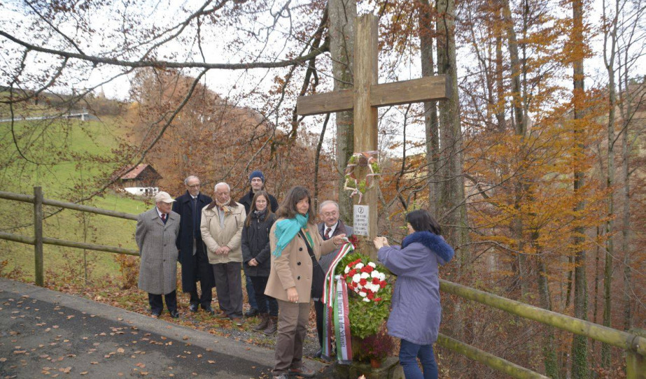 Koszorúzás az emlékkeresztnél