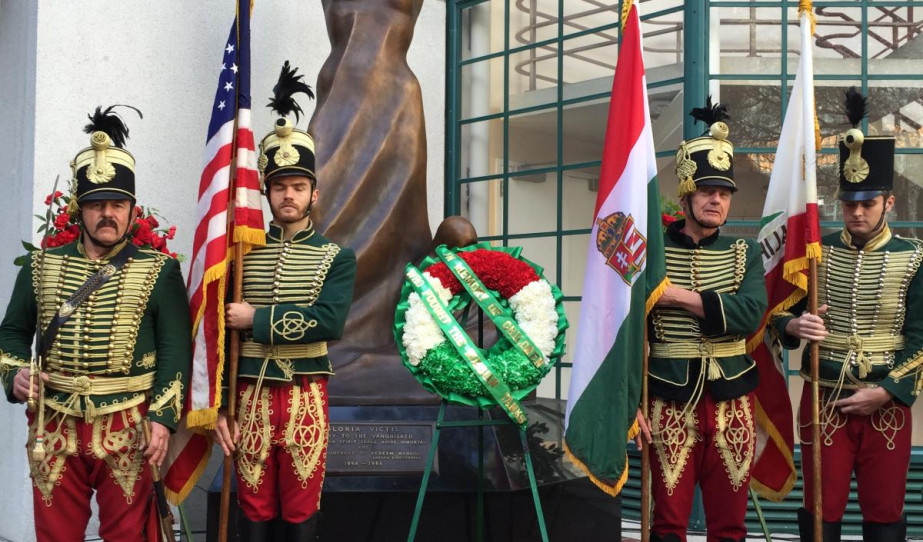 Magyar huszárok a Gloria Victis szobornál