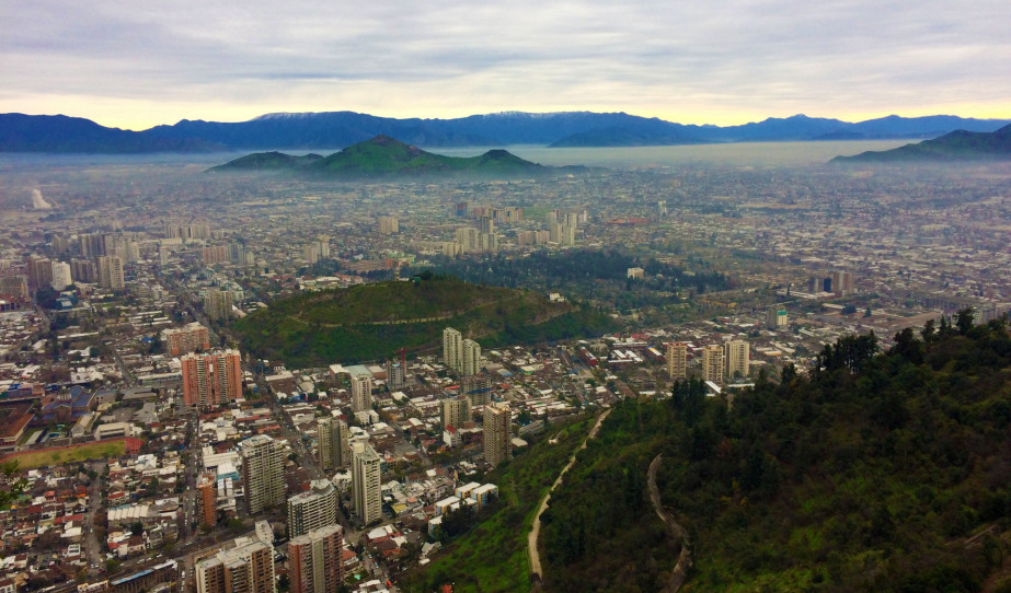 Santiago de Chile látképe a Szent Kristóf hegyről