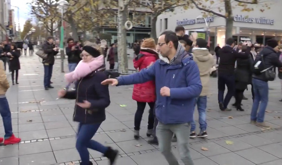 Flashmob Stuttgartban a Schlossplatzon