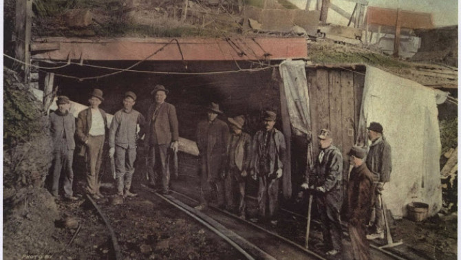 Dolgozók a Darr bánya bejárata előtt