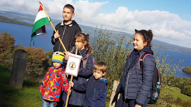 A gyerekek a Szent László-emlékzászlóval