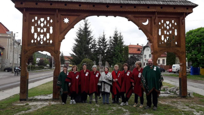 A csapat a székelykapu előtt Csíkszentdomokoson