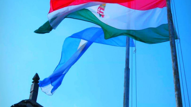argentin és magyar zászlók