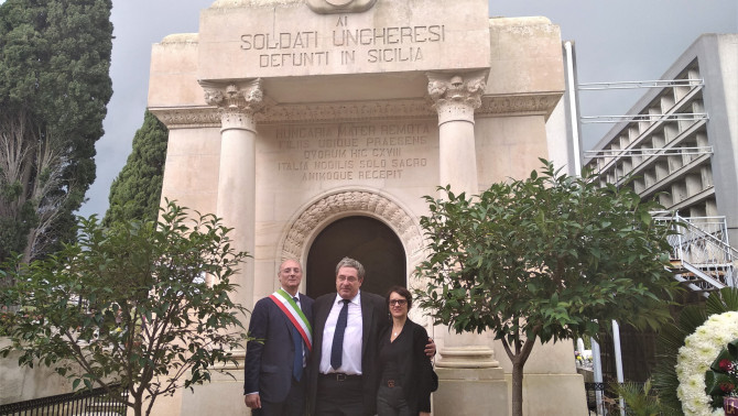 Vittoria polgármestere és a magyar delegáció a kápolna előtt