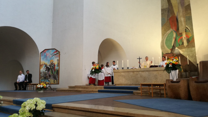 Búcsúi szentmise az augsburgi St. Max templomban. Az oltár mellett a Szent László festmény