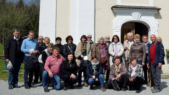 Müncheni és rosenheimi magyar katolikusok a schwarzlacki Segítő Szűz Mária kegytemplom előtt