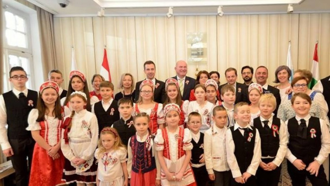 A müncheni Magyar Katolikus Egyházközség ünnepi műsort adó tagjai a meghívott vendégekkel