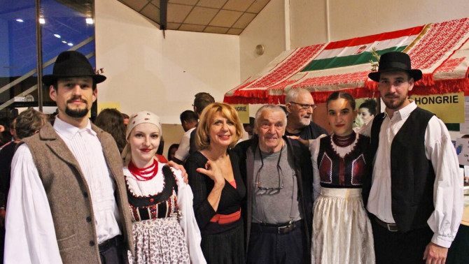Fellépés előtt a Saverneben élő magyarokkal 