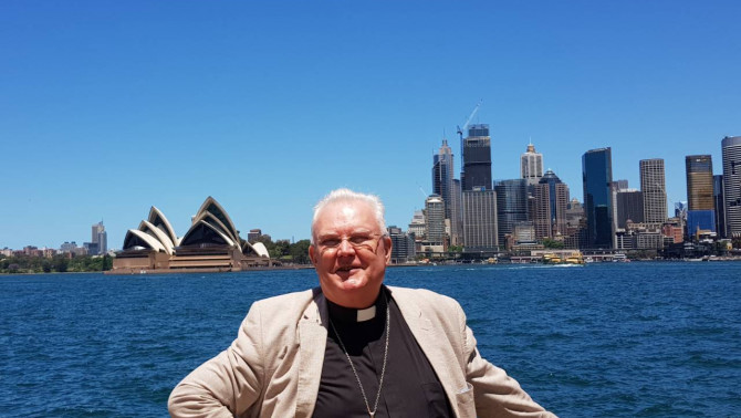 Cserháti püspök Sydney belvárosában