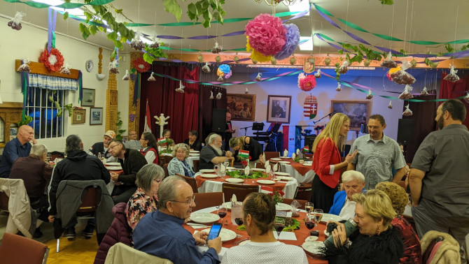 Gyülekeznek a vendégek a Szüreti bálra