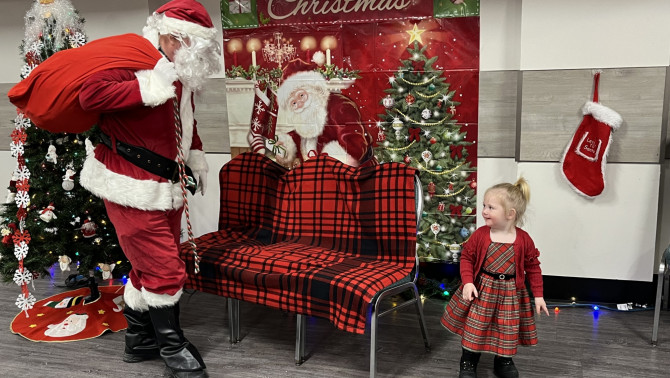 Most érkezik a Mikulás.  Most érkezik a Mikulás.