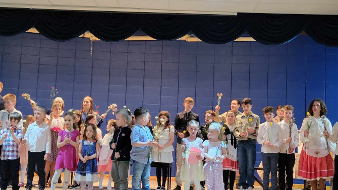 A gyerekek virággal a kezükben