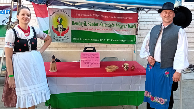 A KCSP ösztöndíjasai a magyar iskola sátránál