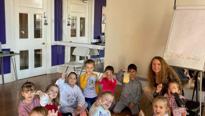 A Szóló Szőlő Chesteri Magyar Tanoda diákjai és Szivós Kata KCSP ösztöndíjas