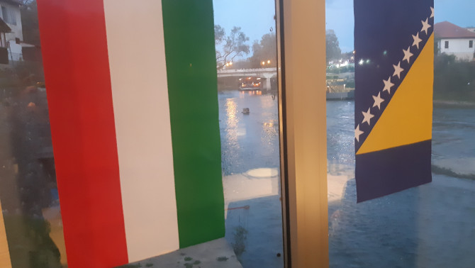 Magyarország és Bosznia-Hercegovina zászlaja, háttérben az Orbász folyó
