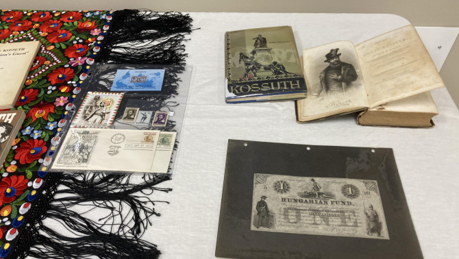 Kossuth pénz és bélyeg a díszlet részeként