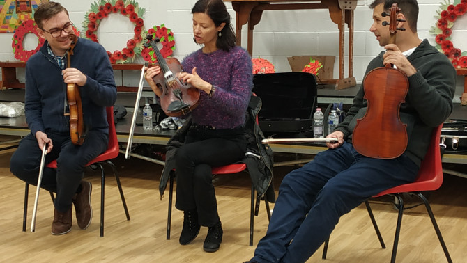 A Gyantár zenekar és Ferencz Tamás zenész-táncos-koreográfus a Magyar Iskola Wokingban