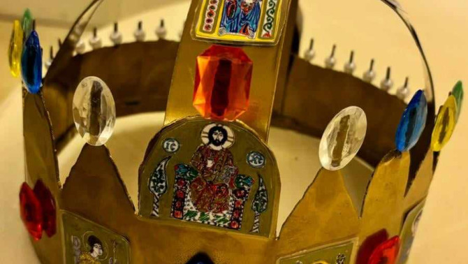 A Szent Korona otthon készült másolata (a kereszt nélkül a tetején)