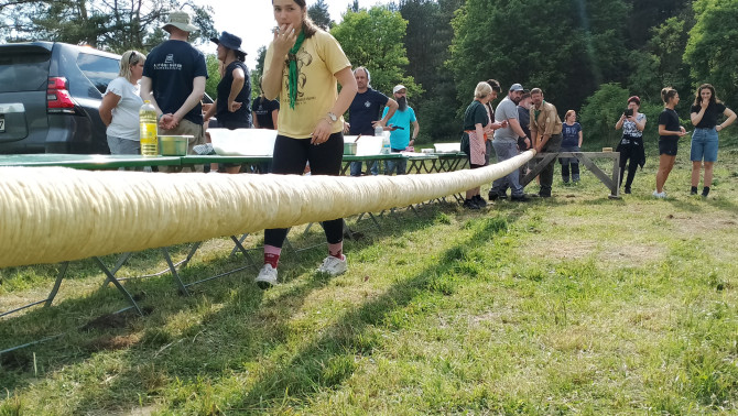 Tíz méteres nyers tészta feltekerve a dongára.