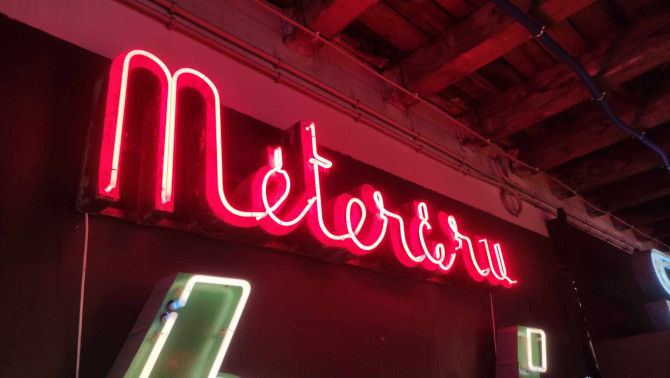 Magyar nyelvű neonfeliratok a varsói Neon Múzeumban.