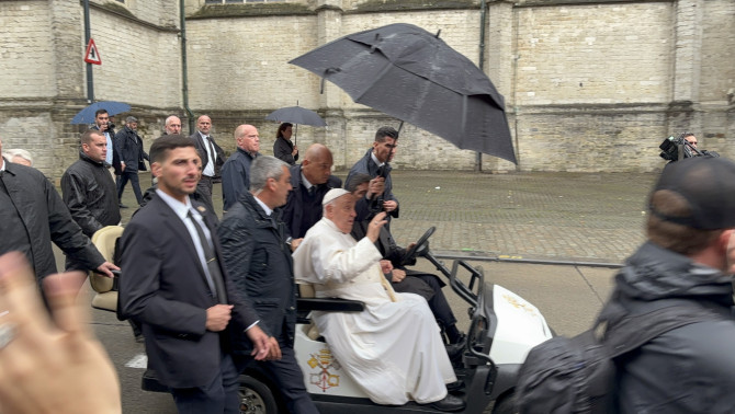 Nagyon közelről láthattuk a Szentatyát