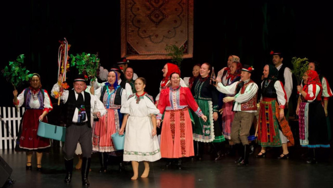 A Forrás Néptánccsoport erdélyi tánca a színpadon