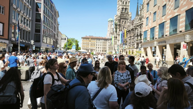 Figyelmesen hallgattuk az idegenvezetést