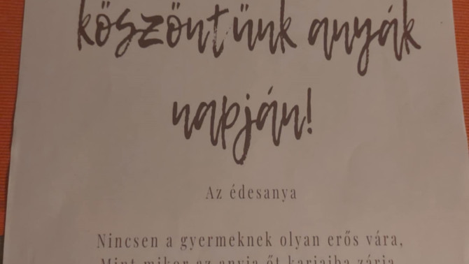 Virág mellett képeslappal köszöntöttük az édesanyákat