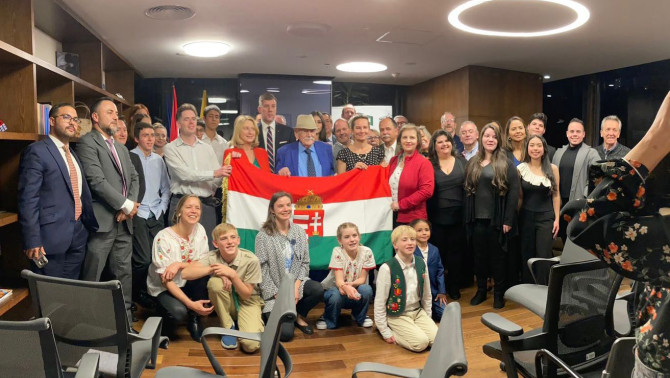 Görög József középen 2024. aug. 20-án a magyar zászlóval